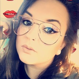 Meet your Posher, Dee